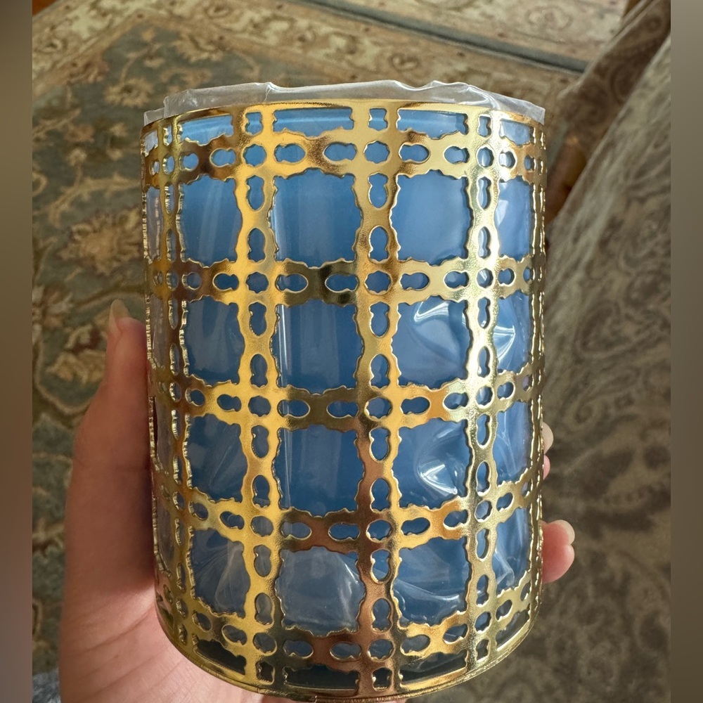 New in box Lilly Pulitzer Sunset Garden blue gold glass jar Candle